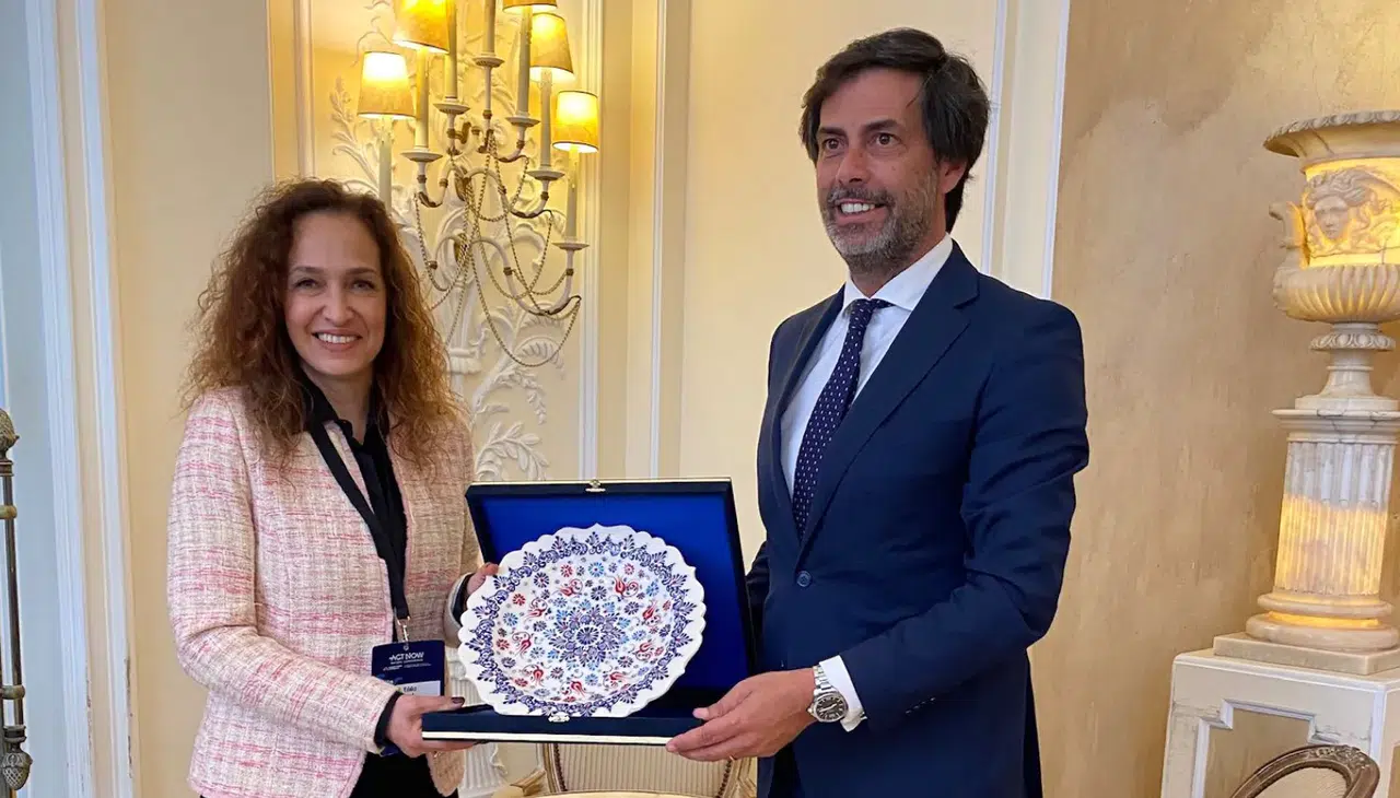 Yıldız Ünsal ‘Başkanlar Konferansı’nda: Avrupa Demokrasi Başkenti Cascais’te Karşıyaka’yı anlattı