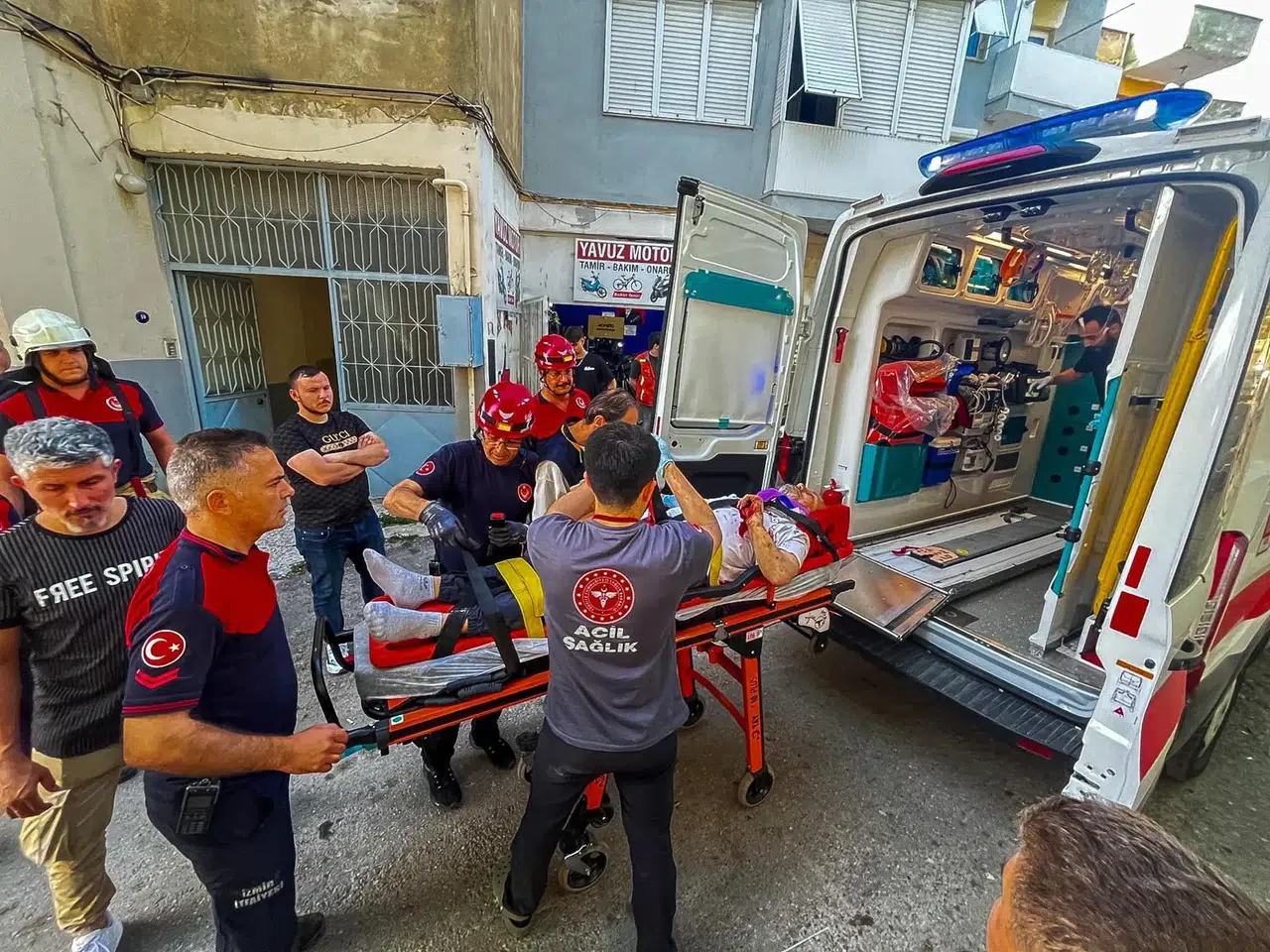 Apartman Boşluğuna Düşen Vatandaş, İtfaiye Ekipleri Tarafından Kurtarıldı