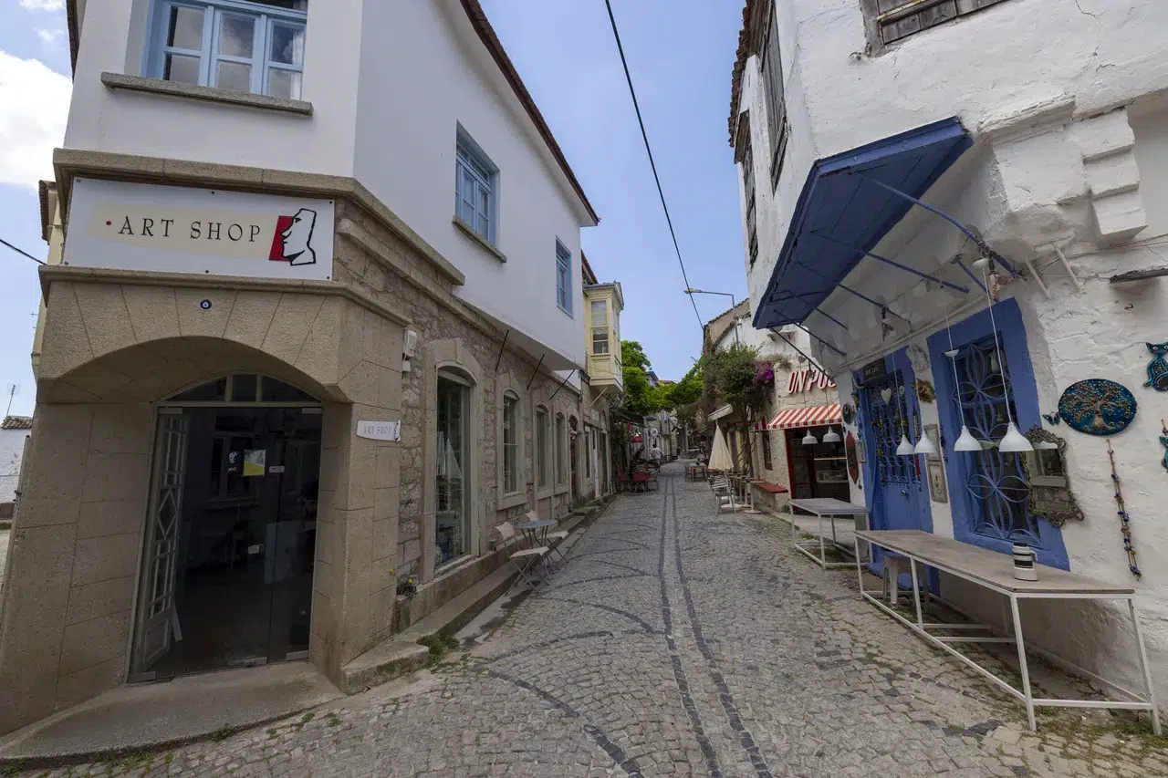 Alaçatı’da tabeladan tenteye kadar ortak tasarım dönemi
