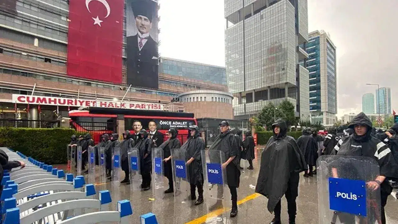 CHP Genel Merkezi önünde dikkat çeken güvenlik önlemi: 9 Eylül Caddesi kapatıldı