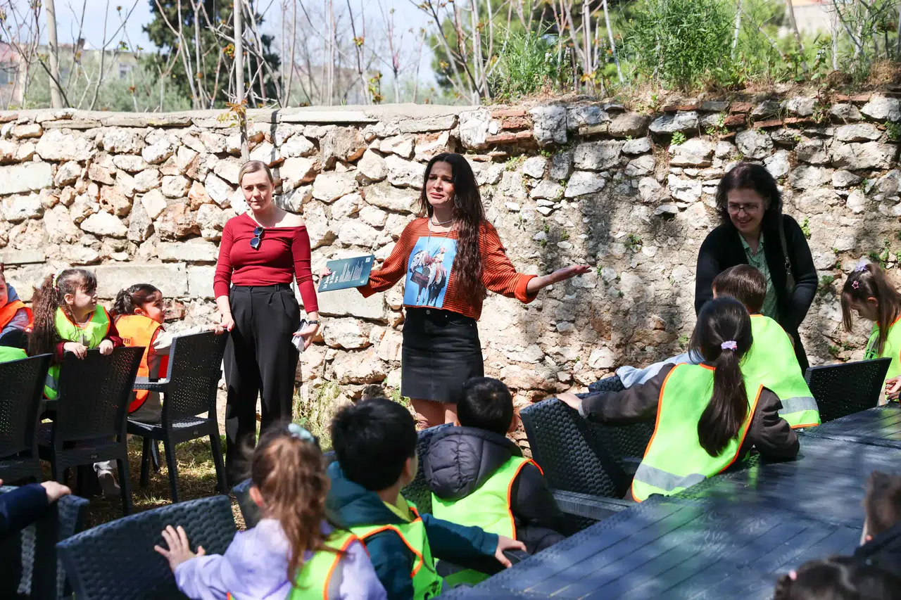 Minik öğrenciler kütüphanede kitaplarla buluştu