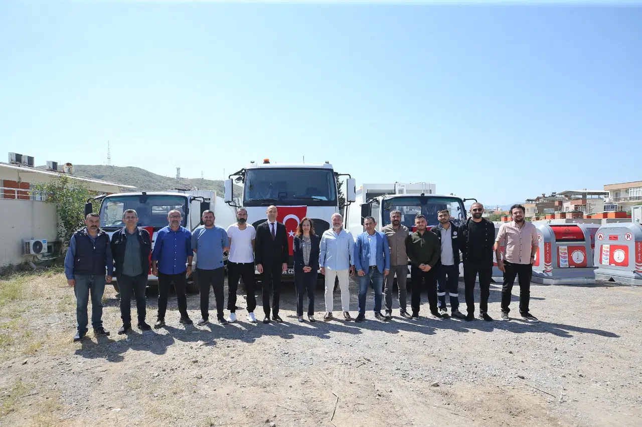 Karşıyaka'nın Temizlik Filosu Üç Yeni Kamyonla Güçlendi