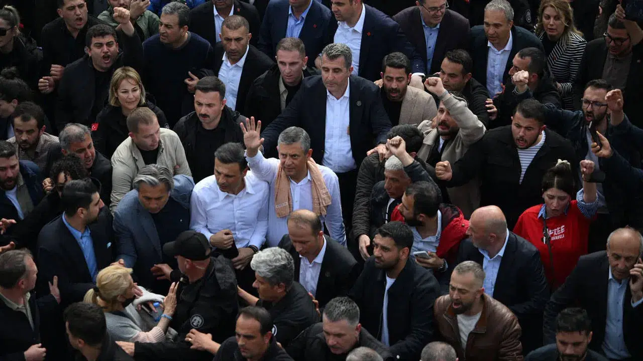 Polis TOMA'sının üzerine çıktı, CHP'nin yeni genel merkezini açıkladı
