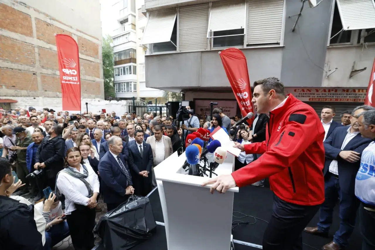 CHP'nin kurultay kararı İzmir'de protesto edildi