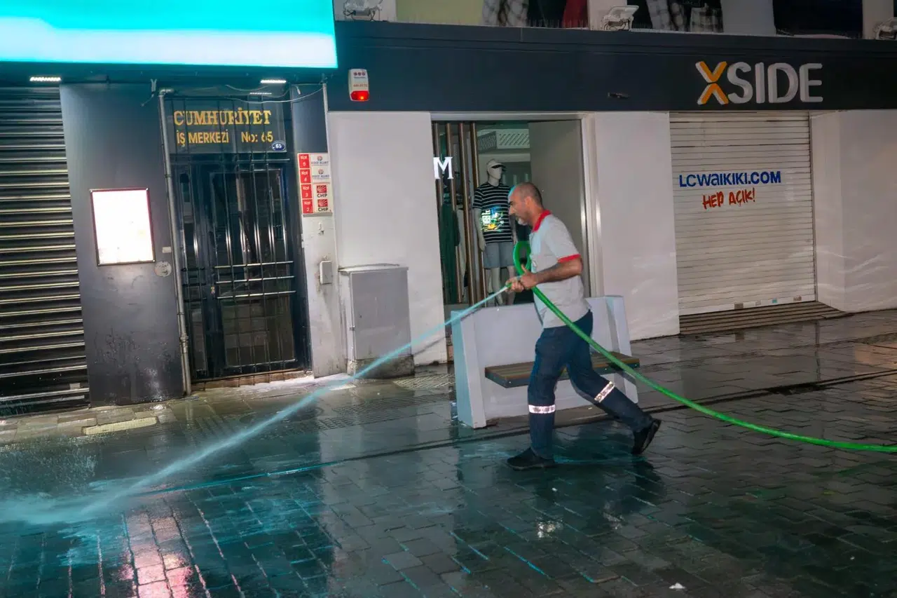 Karşıyaka Çarşısı’nda dip bucak bayram temizliği