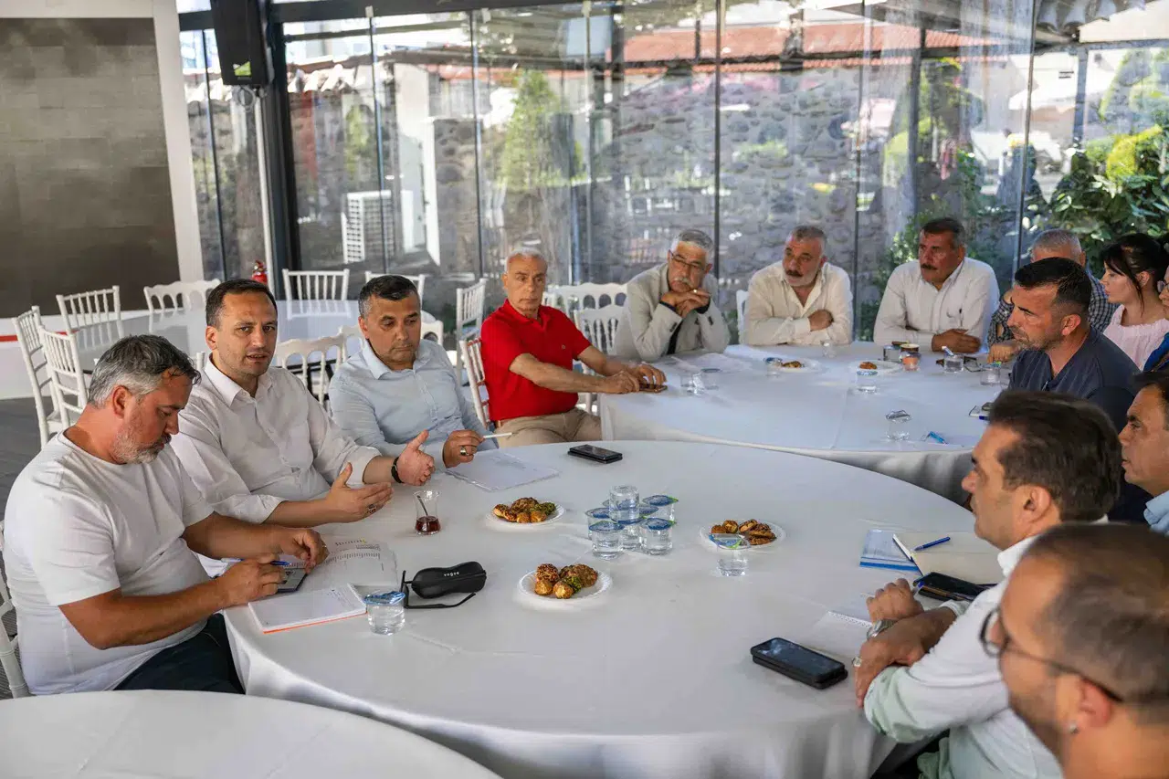 Bornova’da muhtarlarla aynı masada, sorunları ortak çözüm