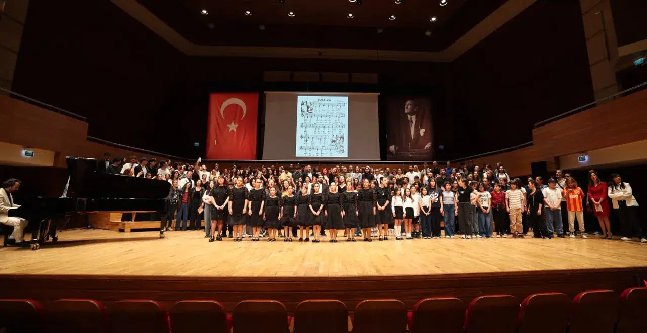 Binlerce koro sanatçısı büyük finalle ödüllerini aldı