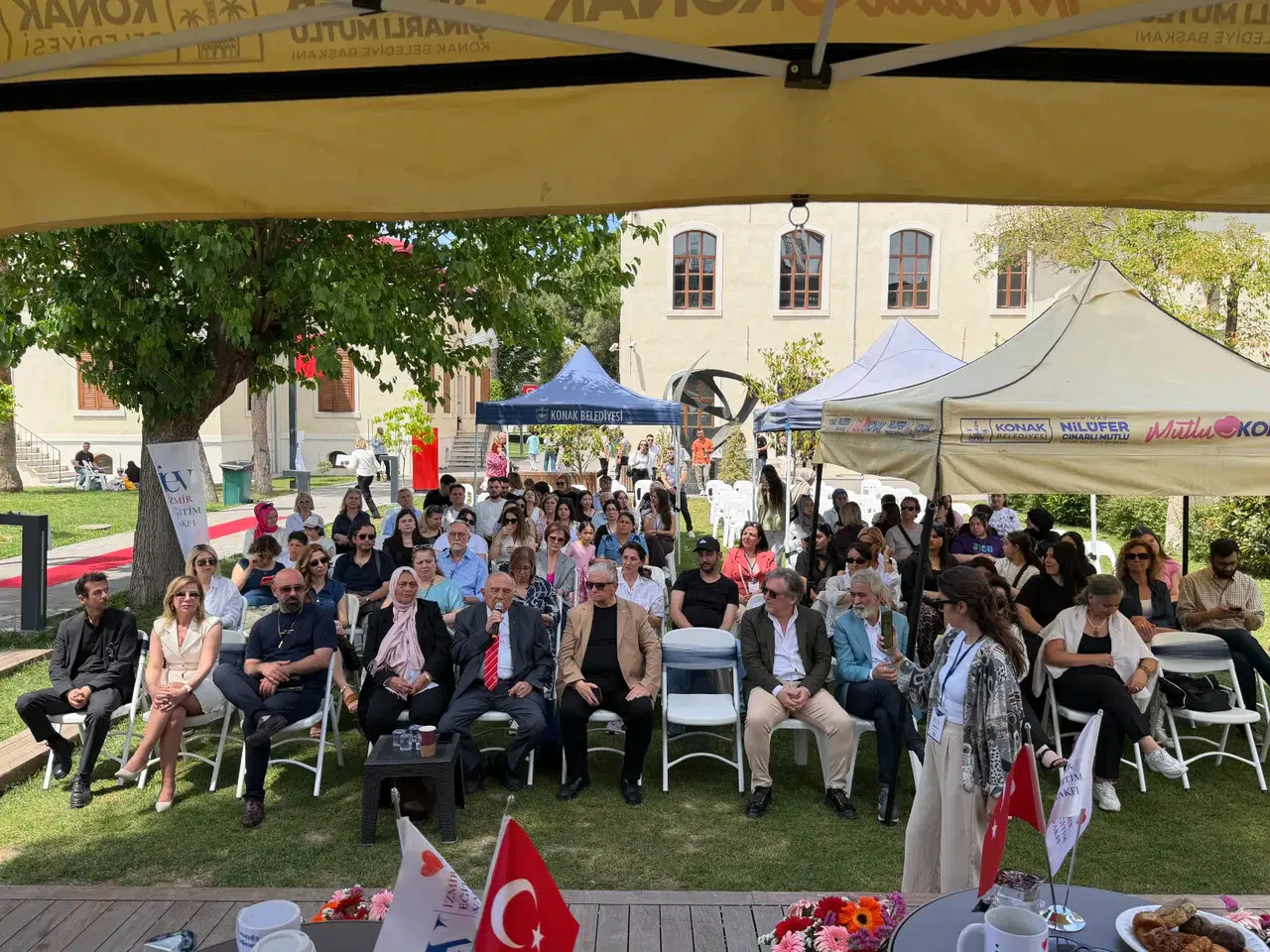 İzmir’de Gençlerin Sessiz Çığlığına Kulak Verildi: "Görünmeyeni Görmek"
