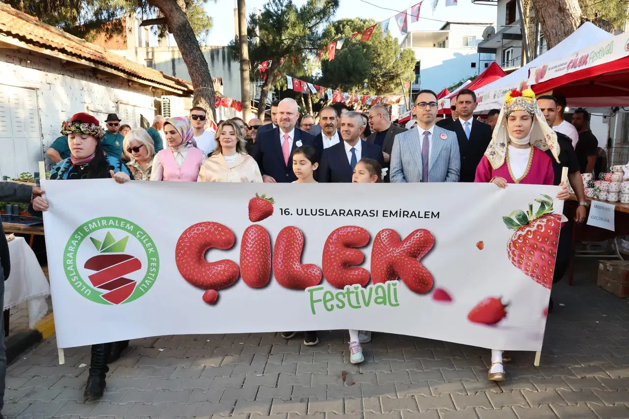 Emiralem Çilek Festivali'ne görkemli açılış
