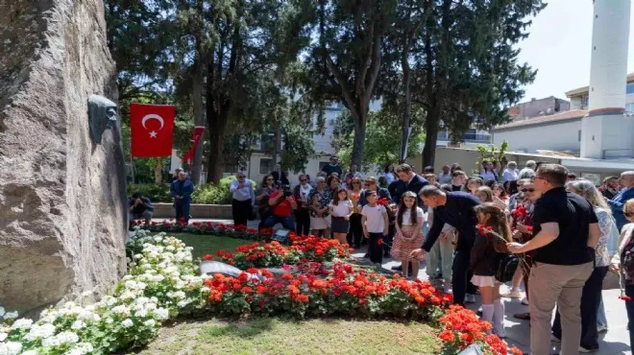 Başkan Tugay'dan Zübeyde Hanım'ın Anıt Mezarı Başında Duygu Dolu Mesaj