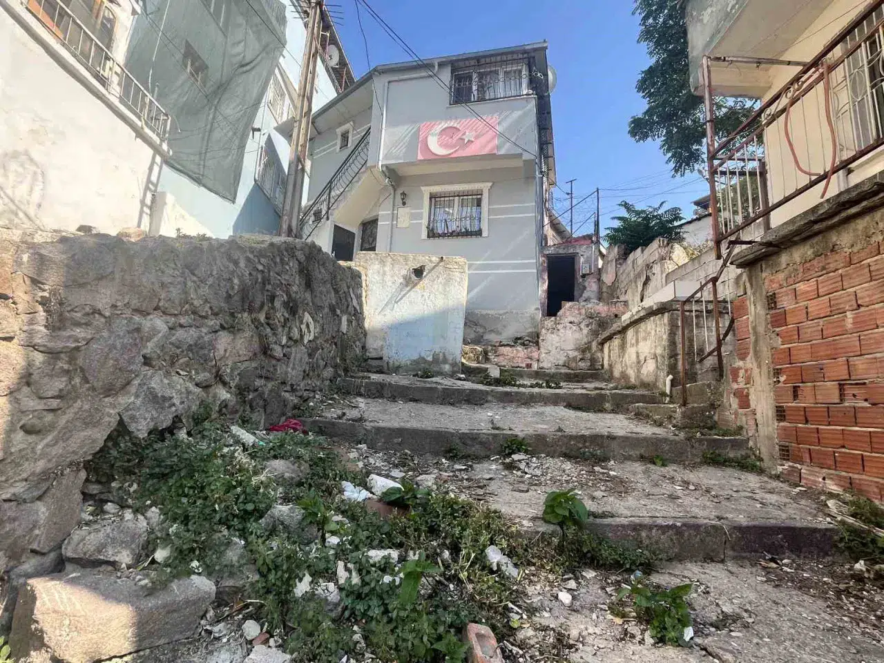 İzmir’de eski koca dehşeti: Kezzap attığı eski karısı öldü, kızı ise yaşam savaşında