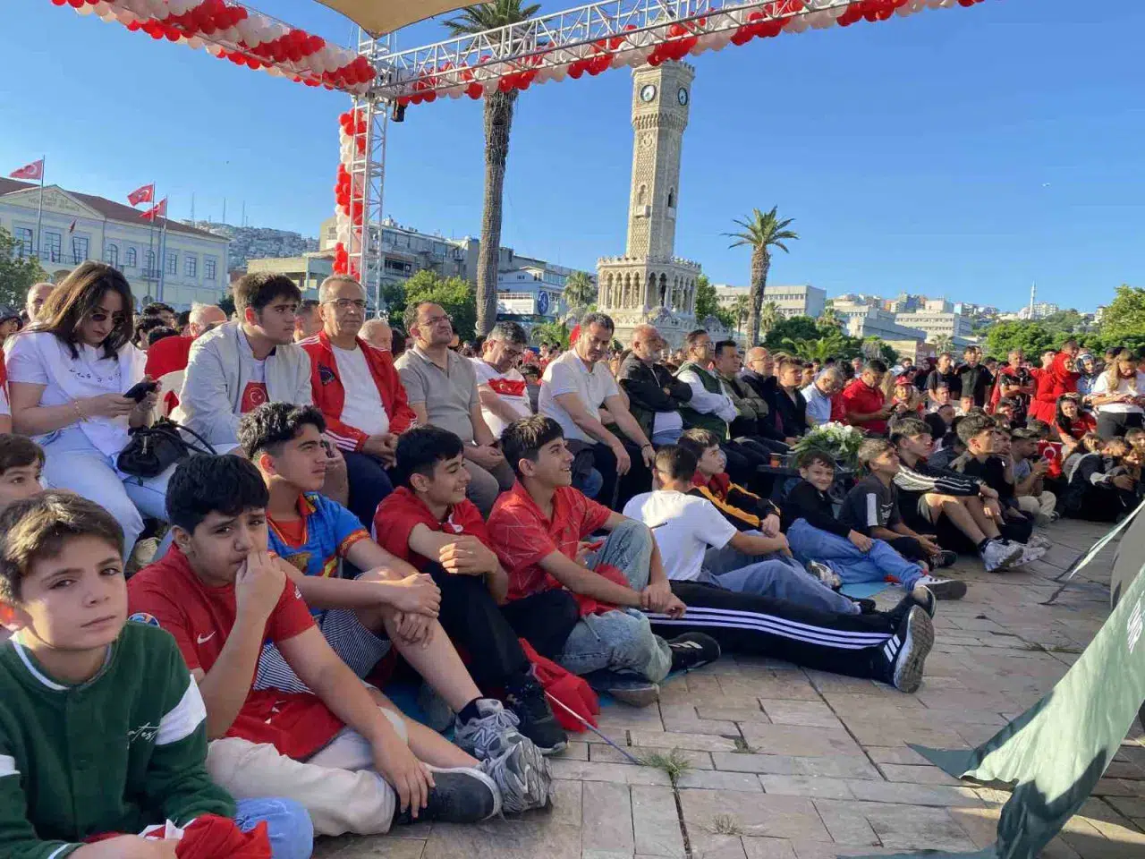 İzmir'de milli heyecan meydanlara taştı: Dev ekranda dünya kupası coşkusu