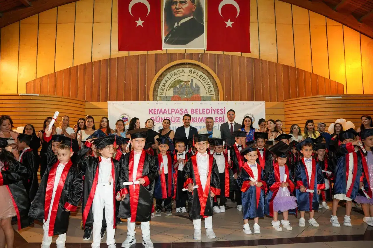 Kemalpaşa'da minik öğrenciler mezuniyet coşkusu yaşadı