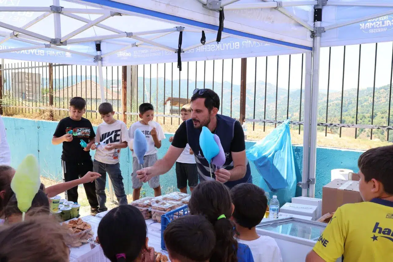 Başkan Tugay’dan Kiraz ve Aliağalı çocuklara karne hediyesi