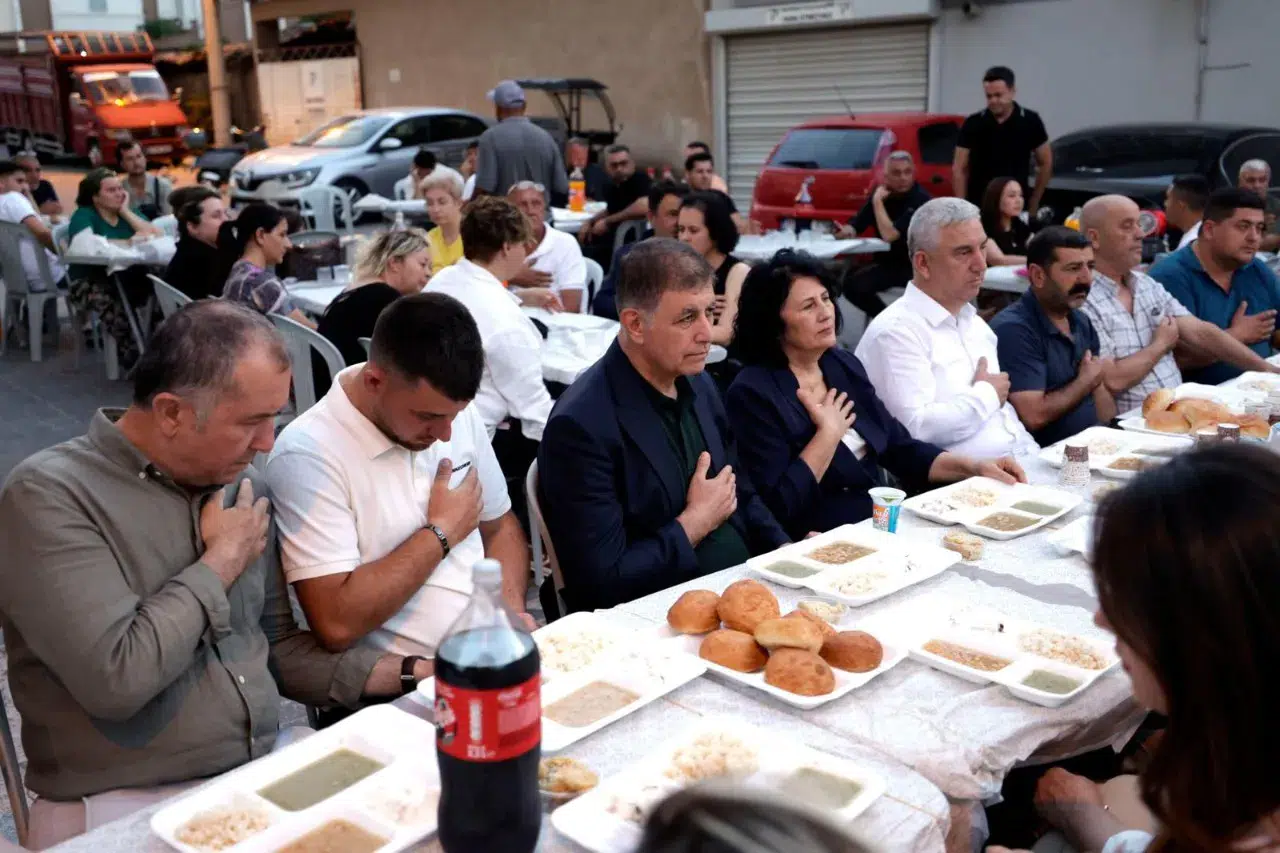 Başkan Tugay Kınık'ta muharrem lokmasını paylaştı: “Dayanışmadan asla vazgeçmeyelim”
