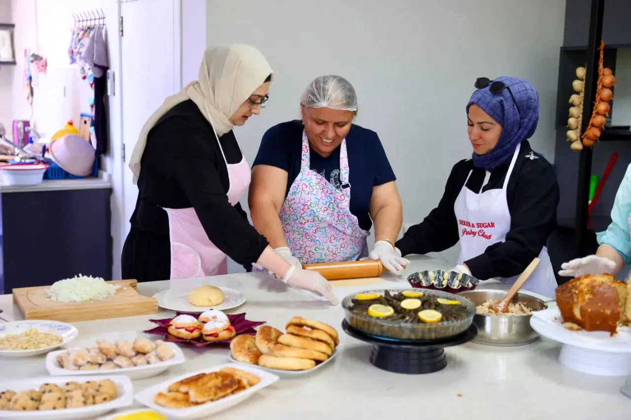 Bucalı kadınlar mutfakta hem öğreniyor hem üretiyor
