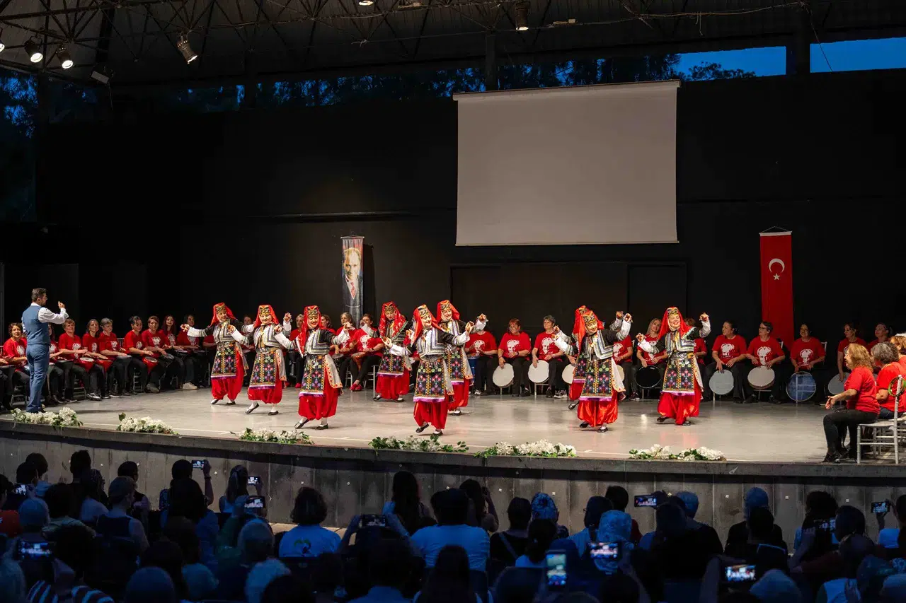 Bornova’da ritim ve halk dansları rüzgarı