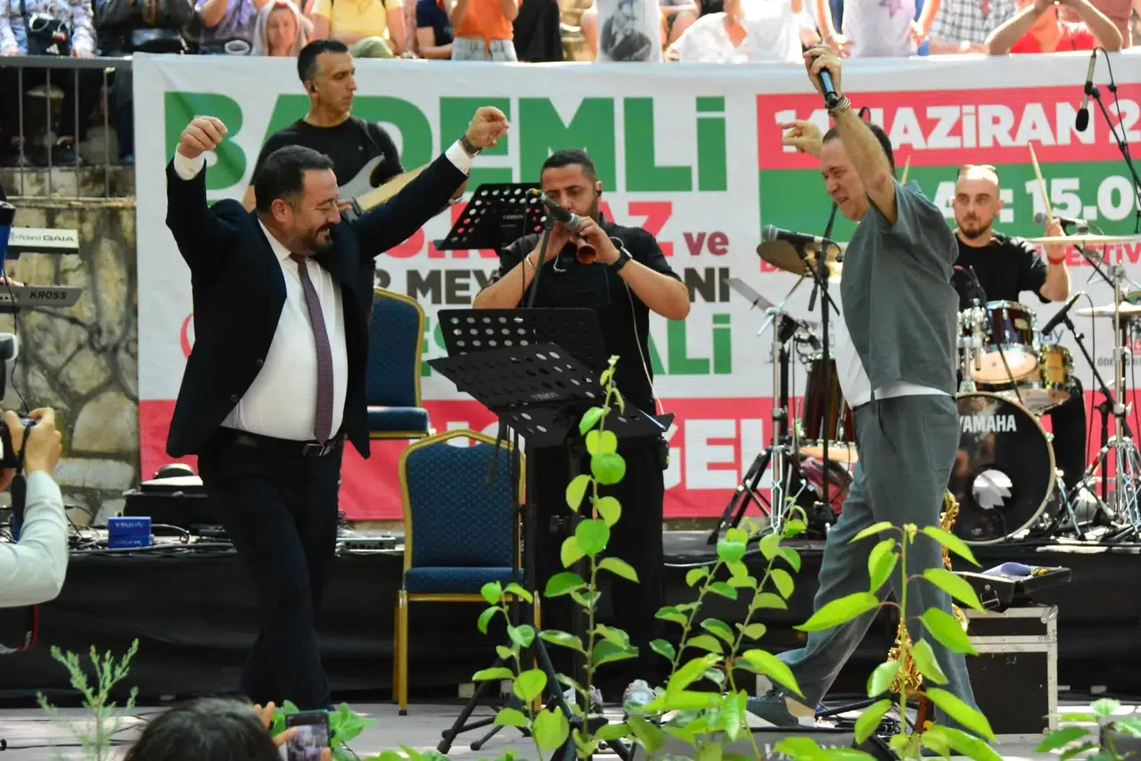Bademli’de coşku dolu Kiraz ve Meyve Fidanı Festivali