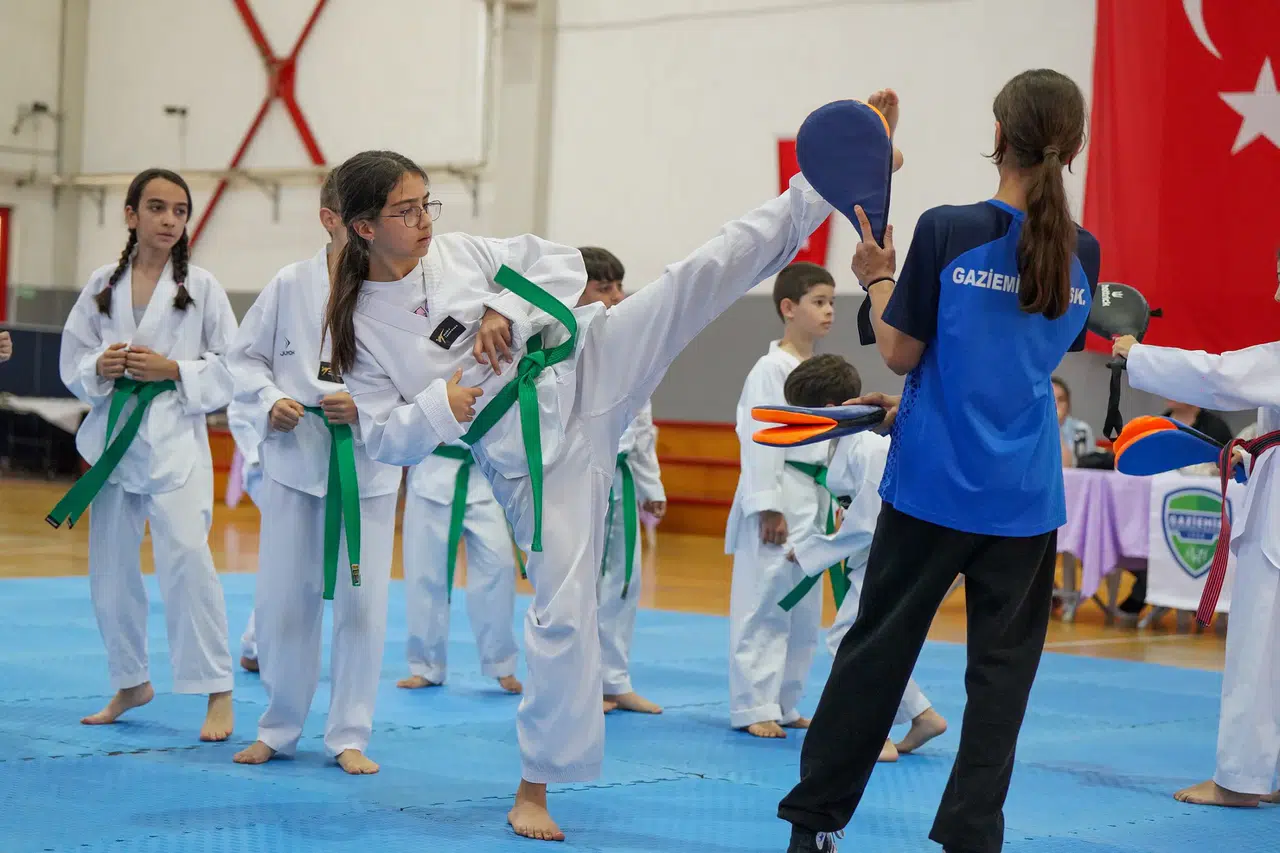 Gaziemirli taekwondocular yeni kuşak için yeteneklerini sergiledi
