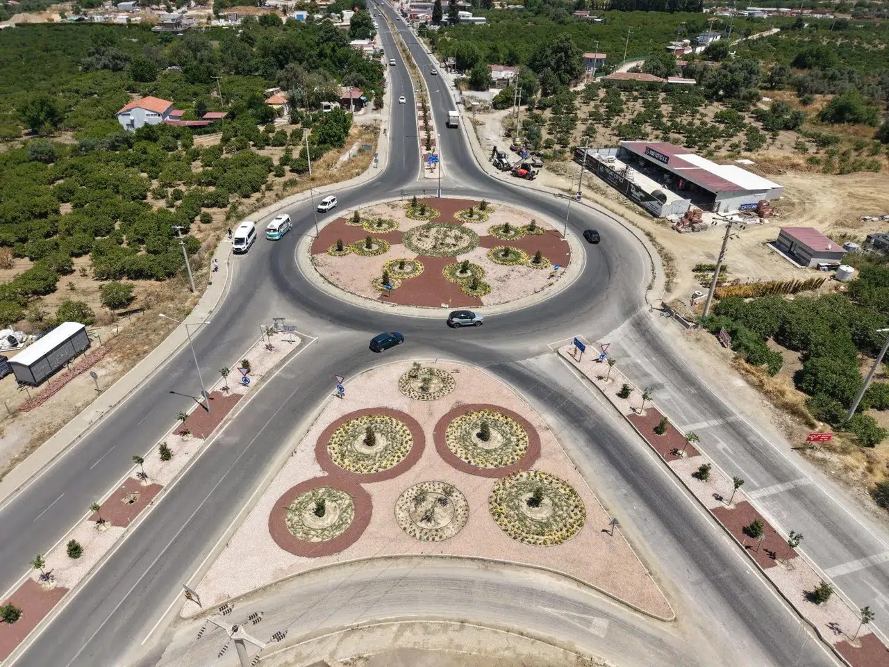 Seferihisar’ın iki büyük kavşağı yenilendi