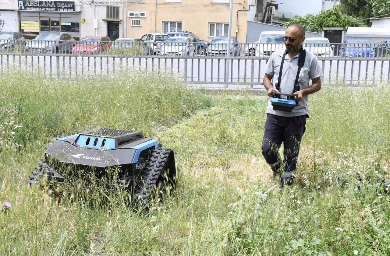 Çiğli’de temizlikte yeni dönem: Ot biçme robotu devrede