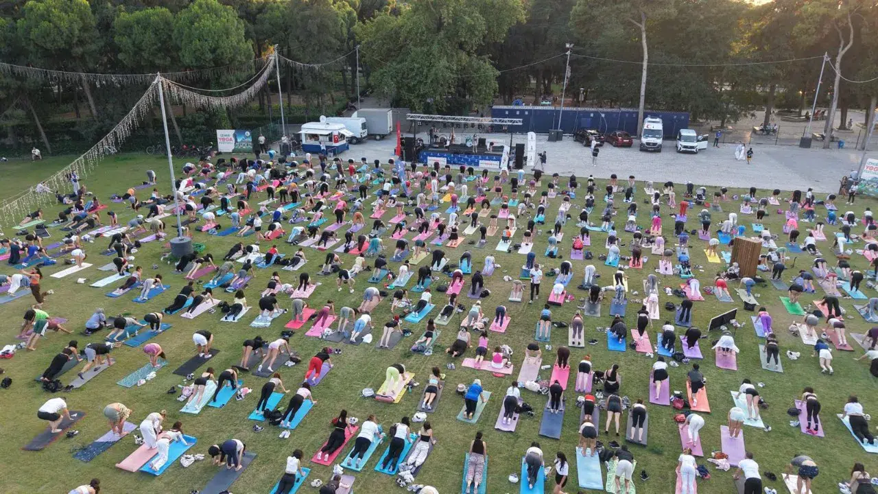 Matlar çimlere serildi Kültürpark'ta yoga rüzgârı esti