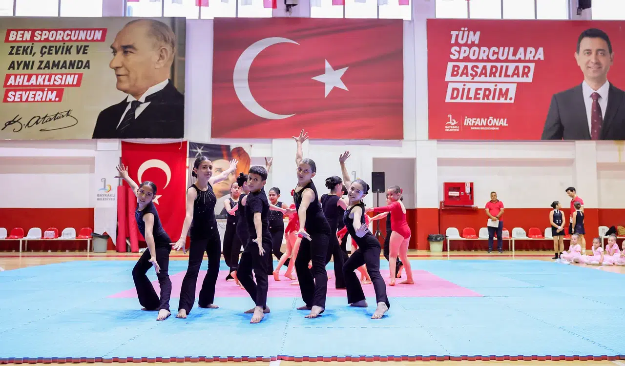 Bayraklı kursiyerlerinden yıl sonu gösterisi
