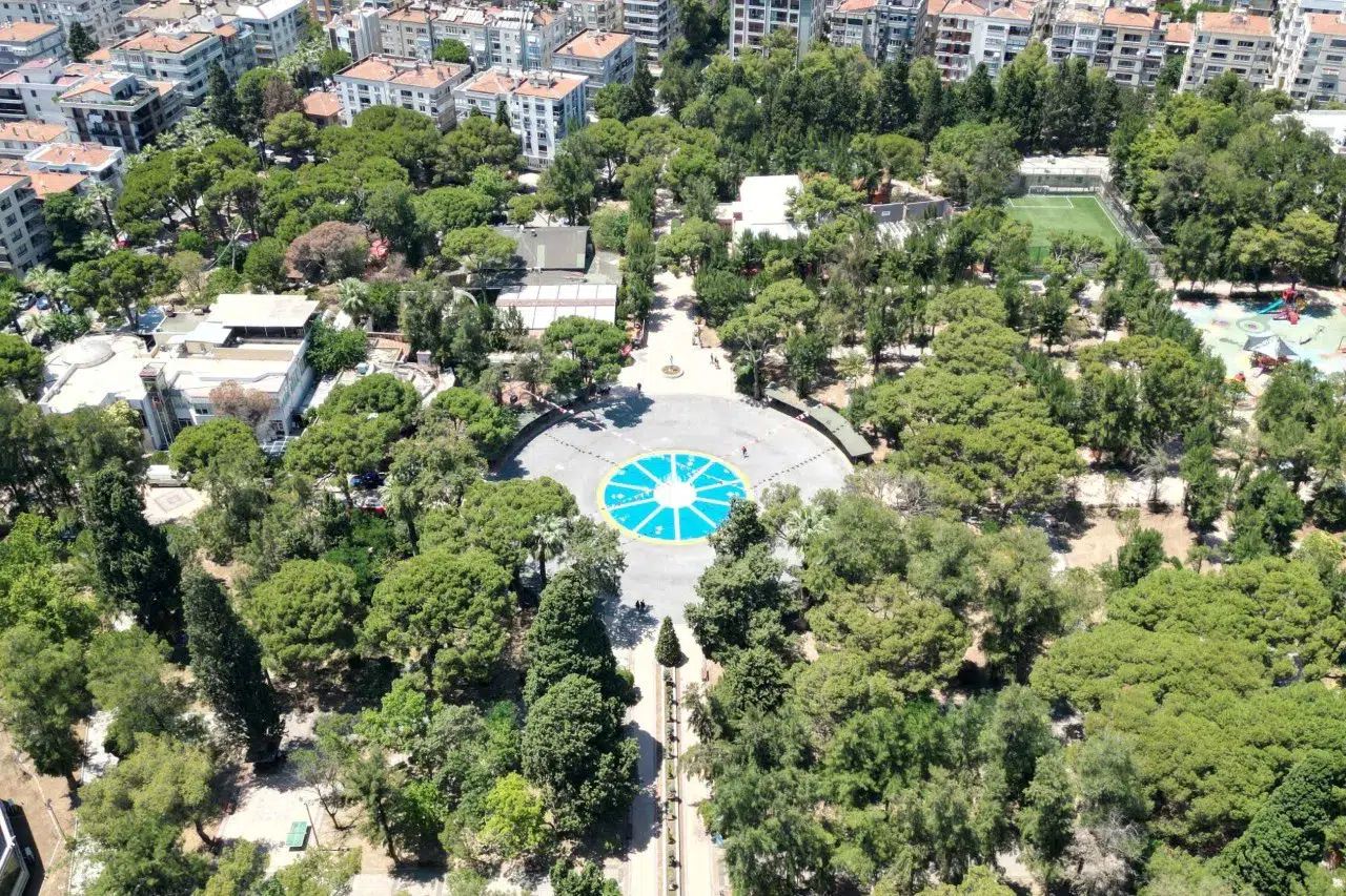 Bornova'daki Büyükpark'taki Kuru Havuz Modern Tasarımla Yenilendi