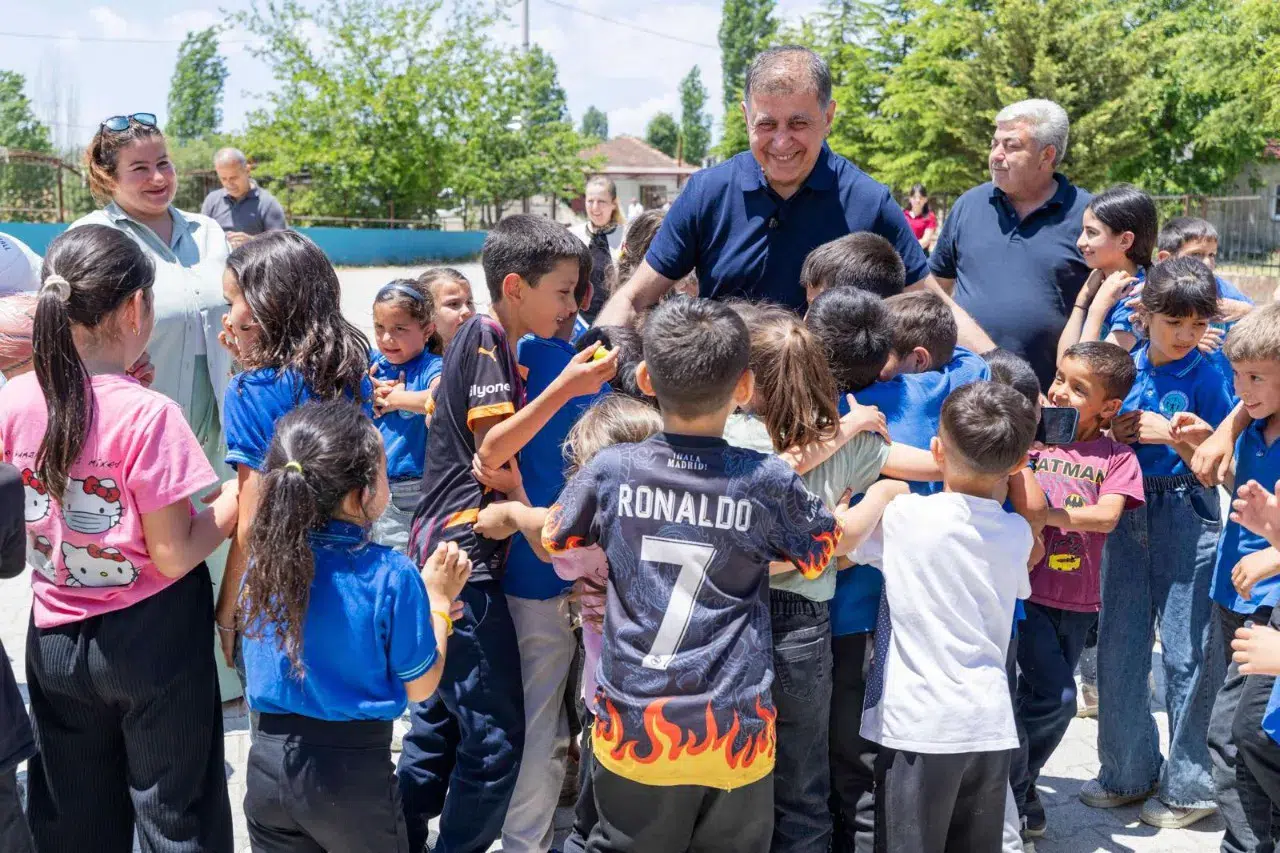 Başkan Tugay’dan Kirazlı çocuklara karne hediyesi