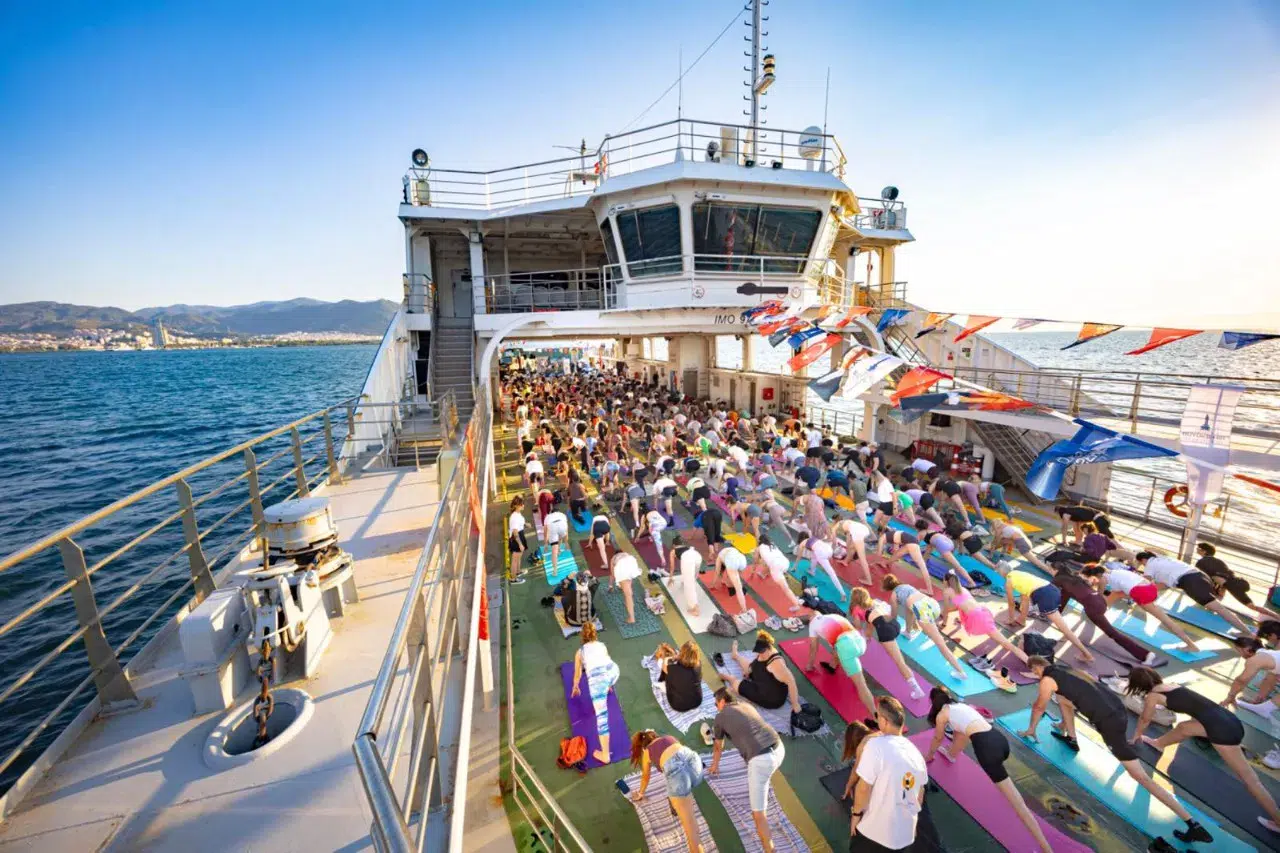 Körfez’in mavisinde 400 kişilik yoga buluşması