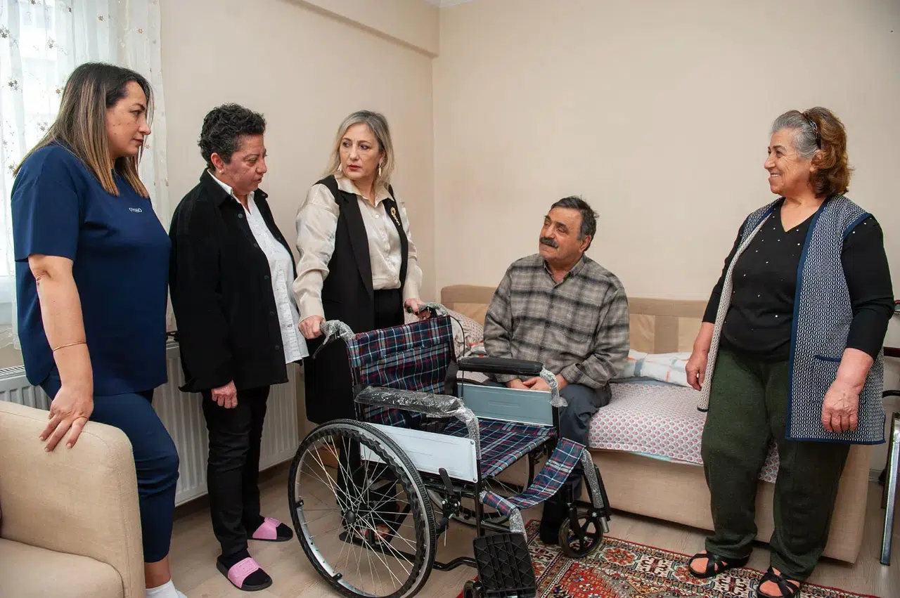 Karşıyaka’da mavi kapak seferberliği: 1 ton kapak toplandı, 3 tekerlekli sandalyeye ulaşıldı