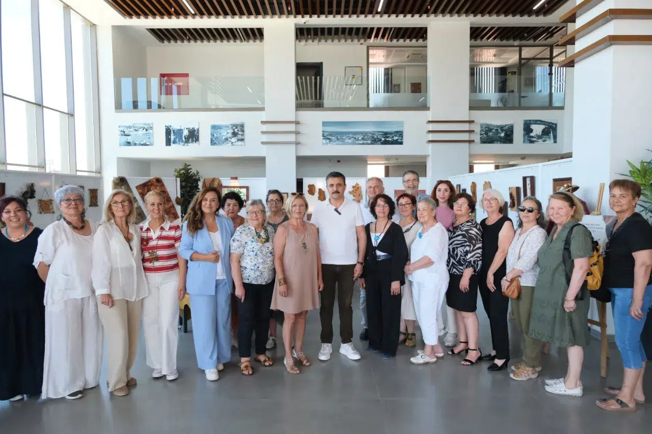 Dikili’de sanat rüzgarı: 7’den 70’e tüm kursiyerler yıl sonu coşkusunda buluştu