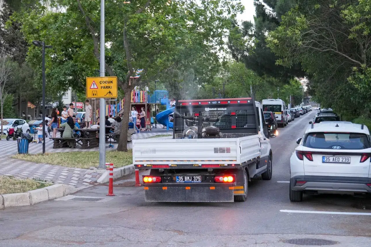 Gaziemir Belediyesi ilaçlama çalışmalarını yoğun tempoda sürdürüyor