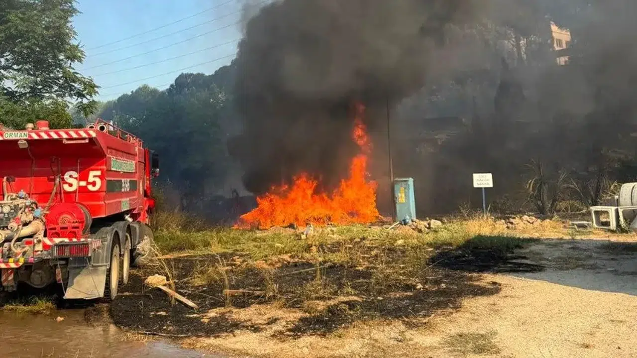 İzmir'de sanayi bölgesinde çıkan ot yangınına hızlı müdahale, endüstriyel felaketi önledi
