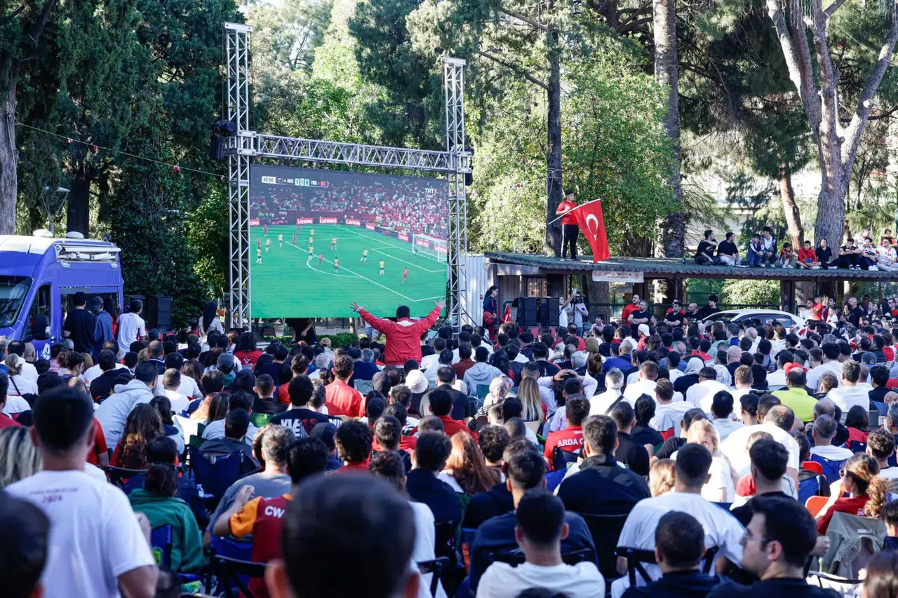 İzmir’de Dünya Kupası heyecanı meydanlara taştı