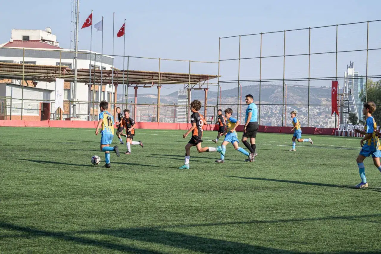 80 Takım, 1600 Sporcu İle Bayraklı'da Futbol Turnuvası Başladı!
