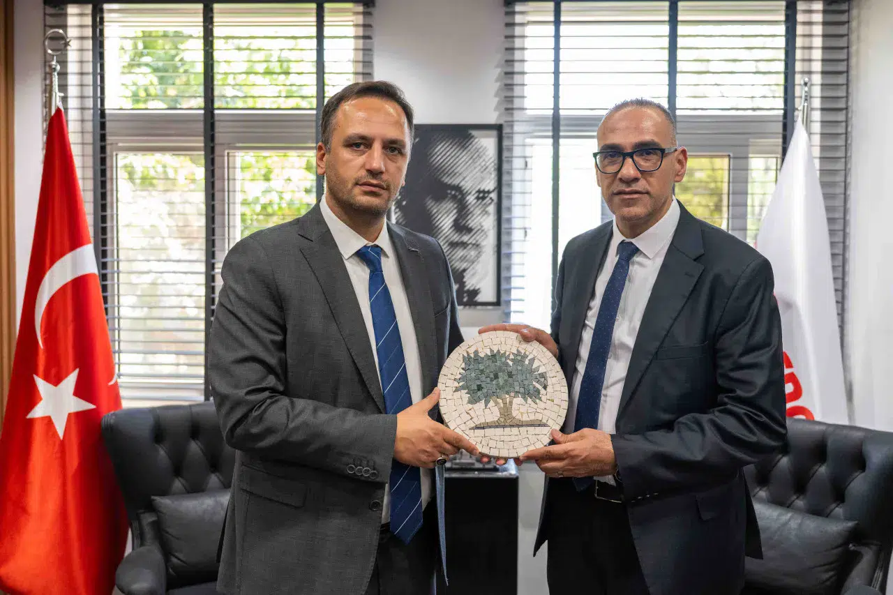 Bornova ve Dura Belediyeleri arasında tarihi kardeş şehir protokolü imzalandı, gençler için destek sözü verildi.