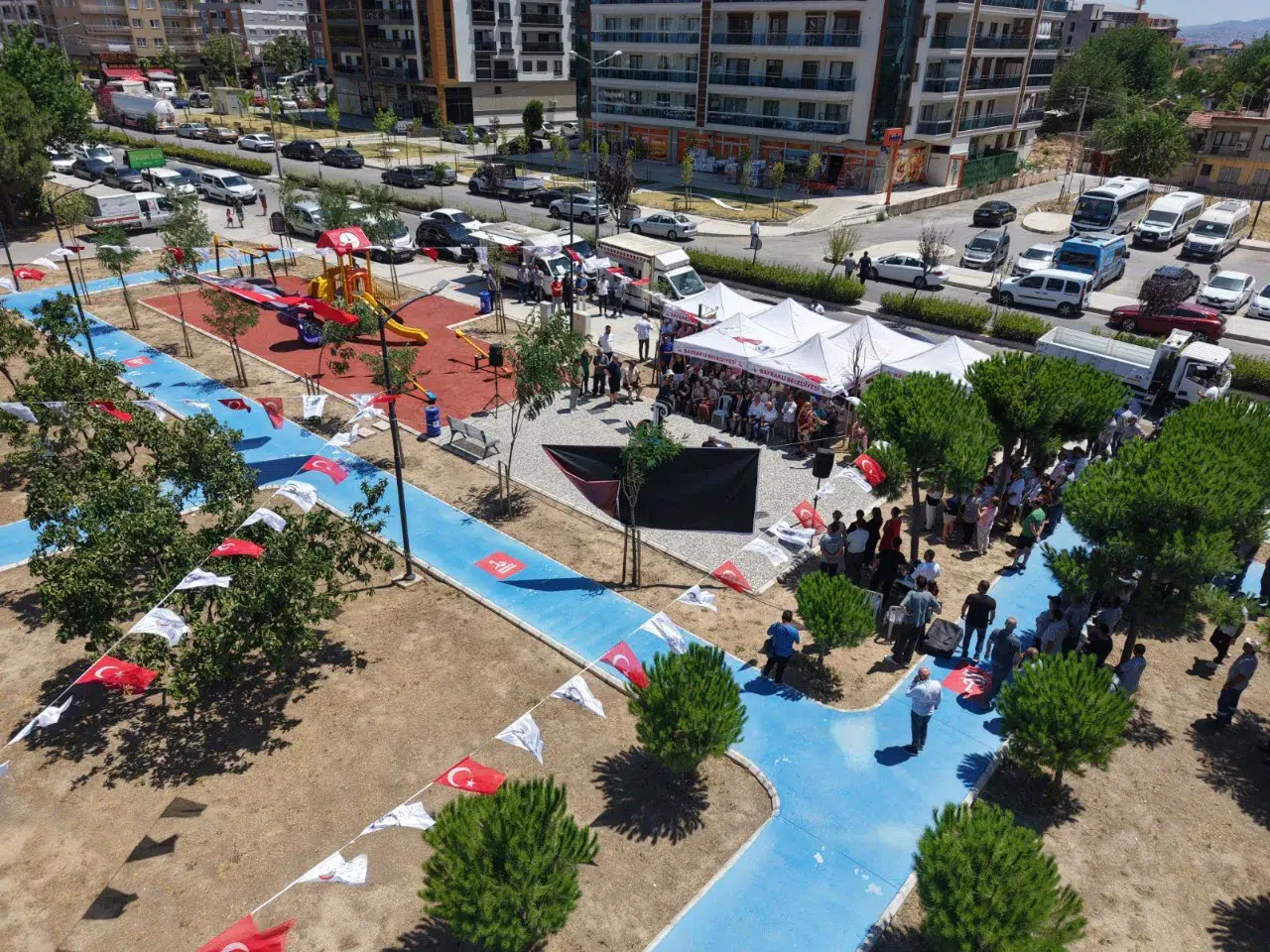 Bayraklı'da Yeni Park ve Otopark Açılışı: Şehrin Kimliği Güçleniyor