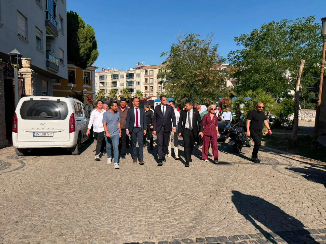 Başkan Güç’ten Gaziemir esnafına ziyaret: “Esnafın yüzü iktidarımızda gülecek”