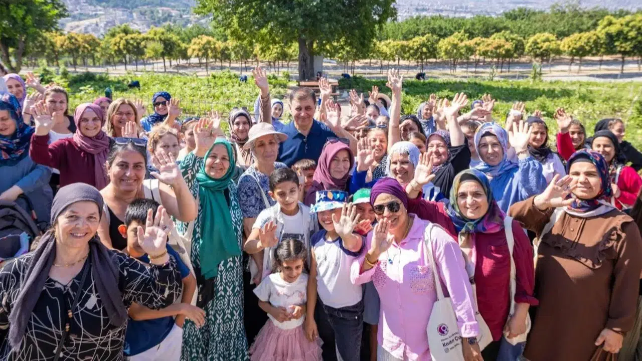 Kadınlar, Başkan Tugay ile Birlikte Toprağın Bereketini Kutladı!