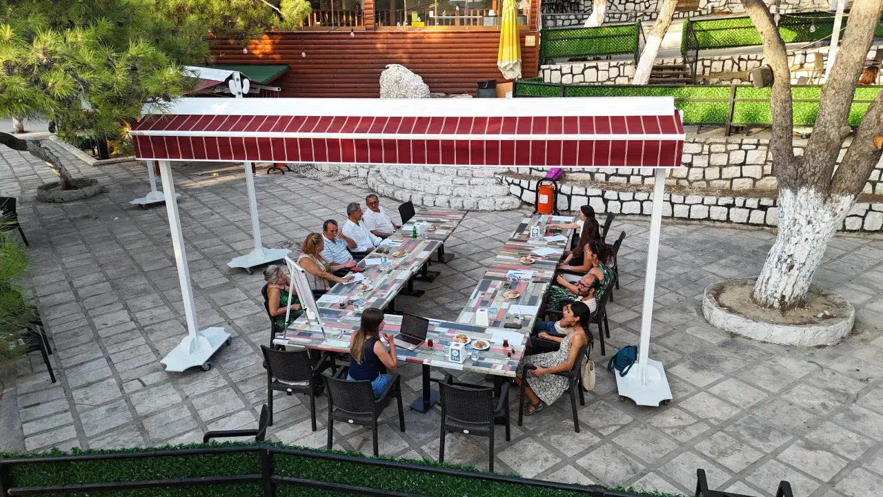 Sınırlar kelimelere dönüştü, hikâyeler ortak hafızaya dönüşüyor;