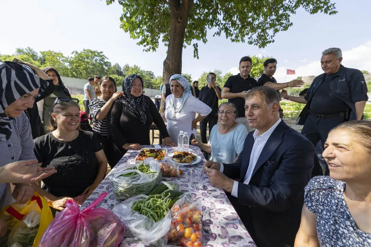Başkan Tugay Kadifekale'de Uçurtma Şenliği'ni ziyaret ederek çocukların dileklerini dinledi