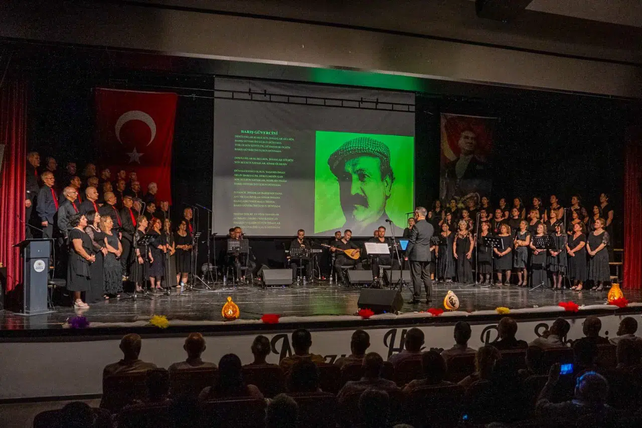 Gaziemir'de Madımak Katliamı anma konserinde geçmişe özlem ve adalet vurgusu yapıldı