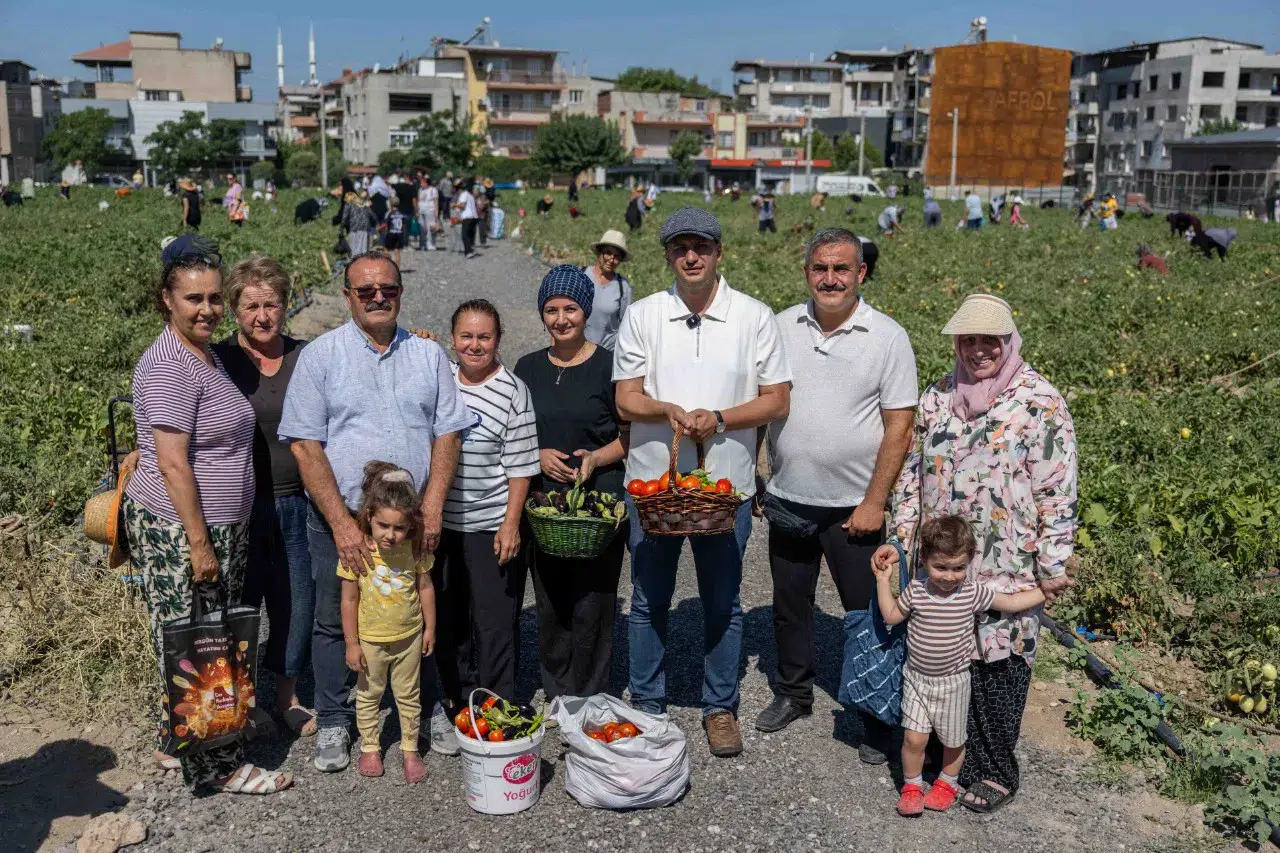 Bornova'da Kadın Üreticilerle Kent Bostanı Hasadı ve İki Yeni Proje Müjdesi Geldi
