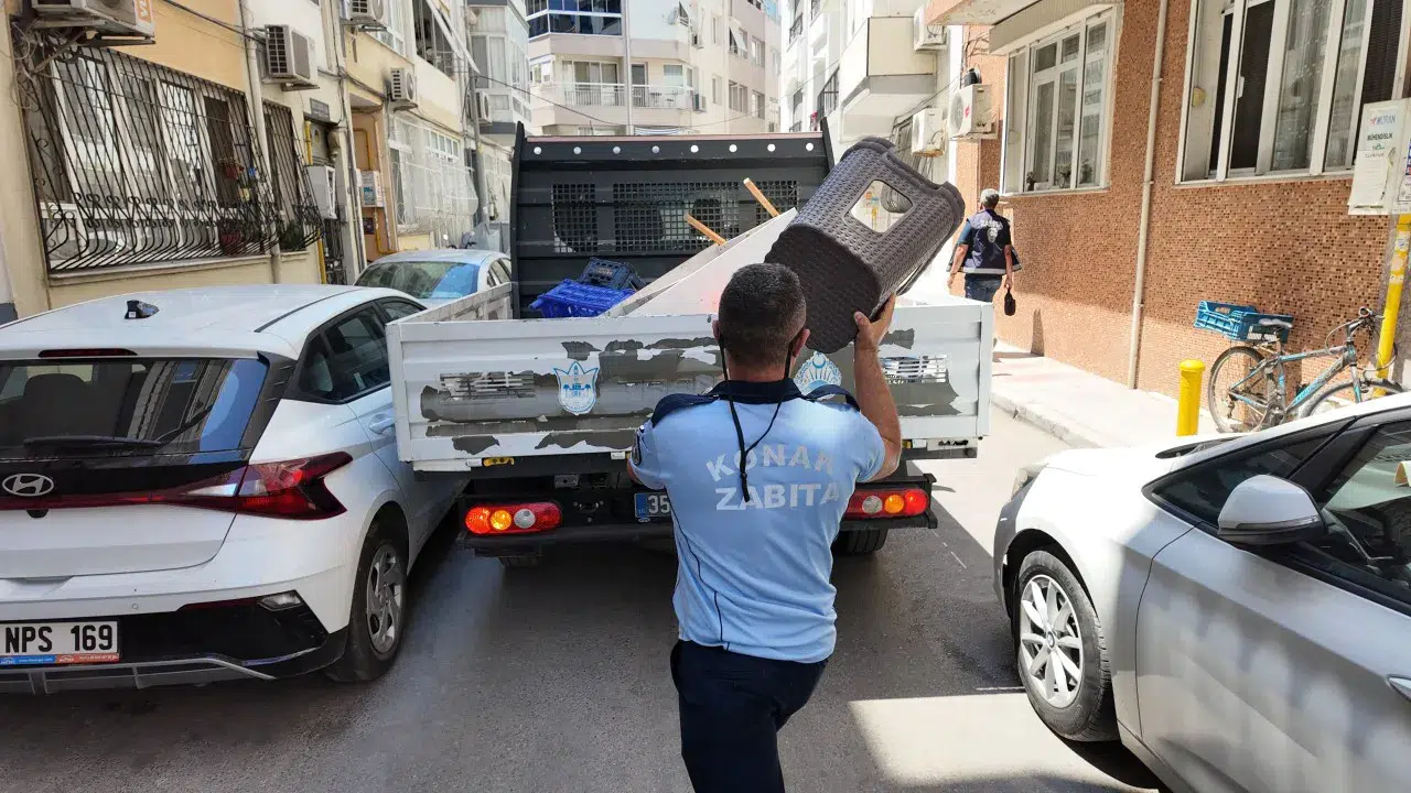 Konak zabıtasından kaldırım işgallerine karşı sıkı denetim
