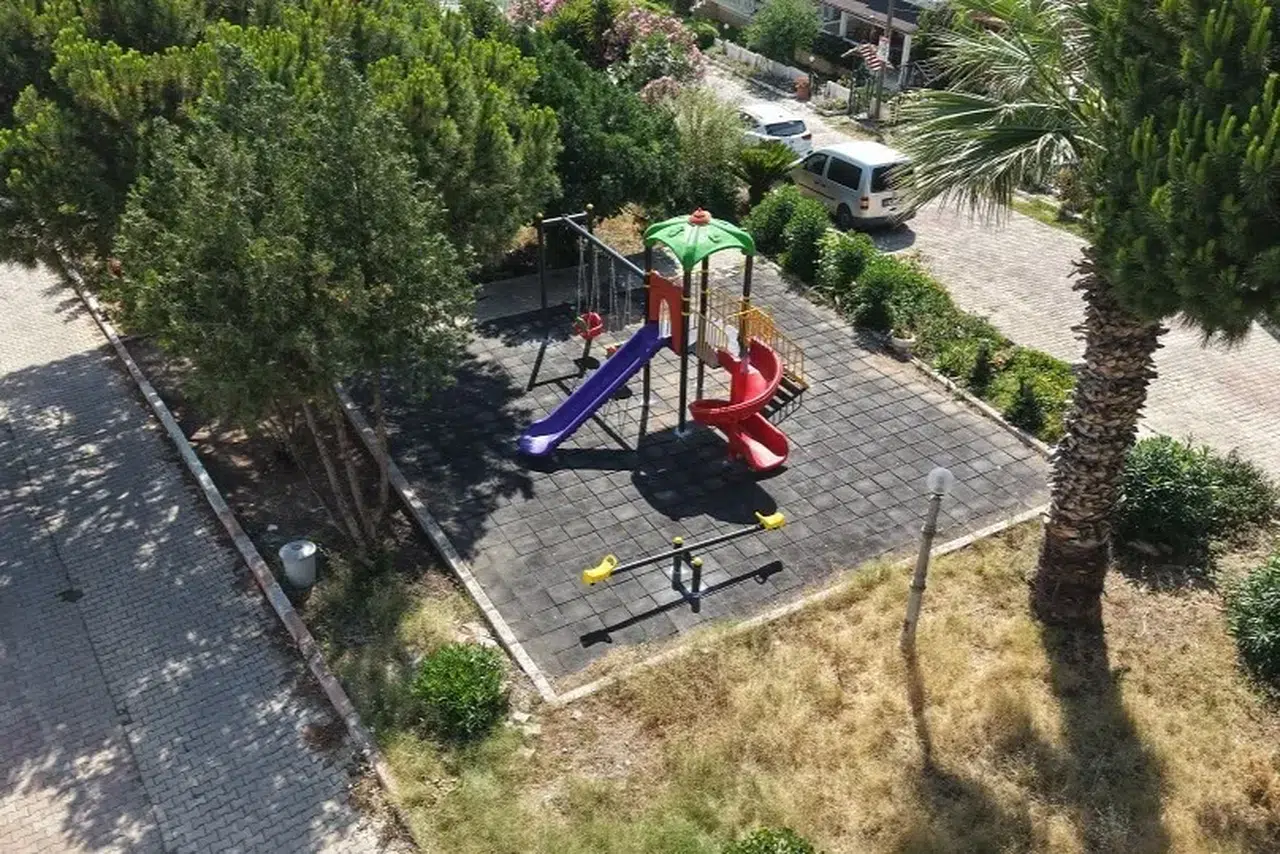 Menderes’te 3 Parkın Oyun Grubu Yenilendi, Vatandaşlar Memnuniyetini Dile Getirdi