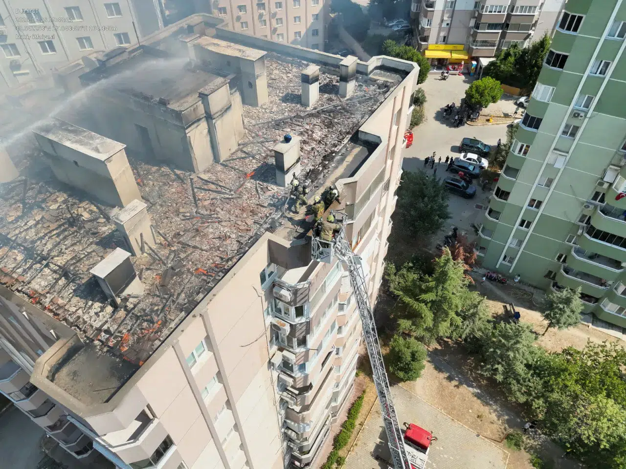 Menemen'de 10 katlı binada çıkan yangında 3 işçi kurtarıldı, hastaneye bir kişi sevk edildi
