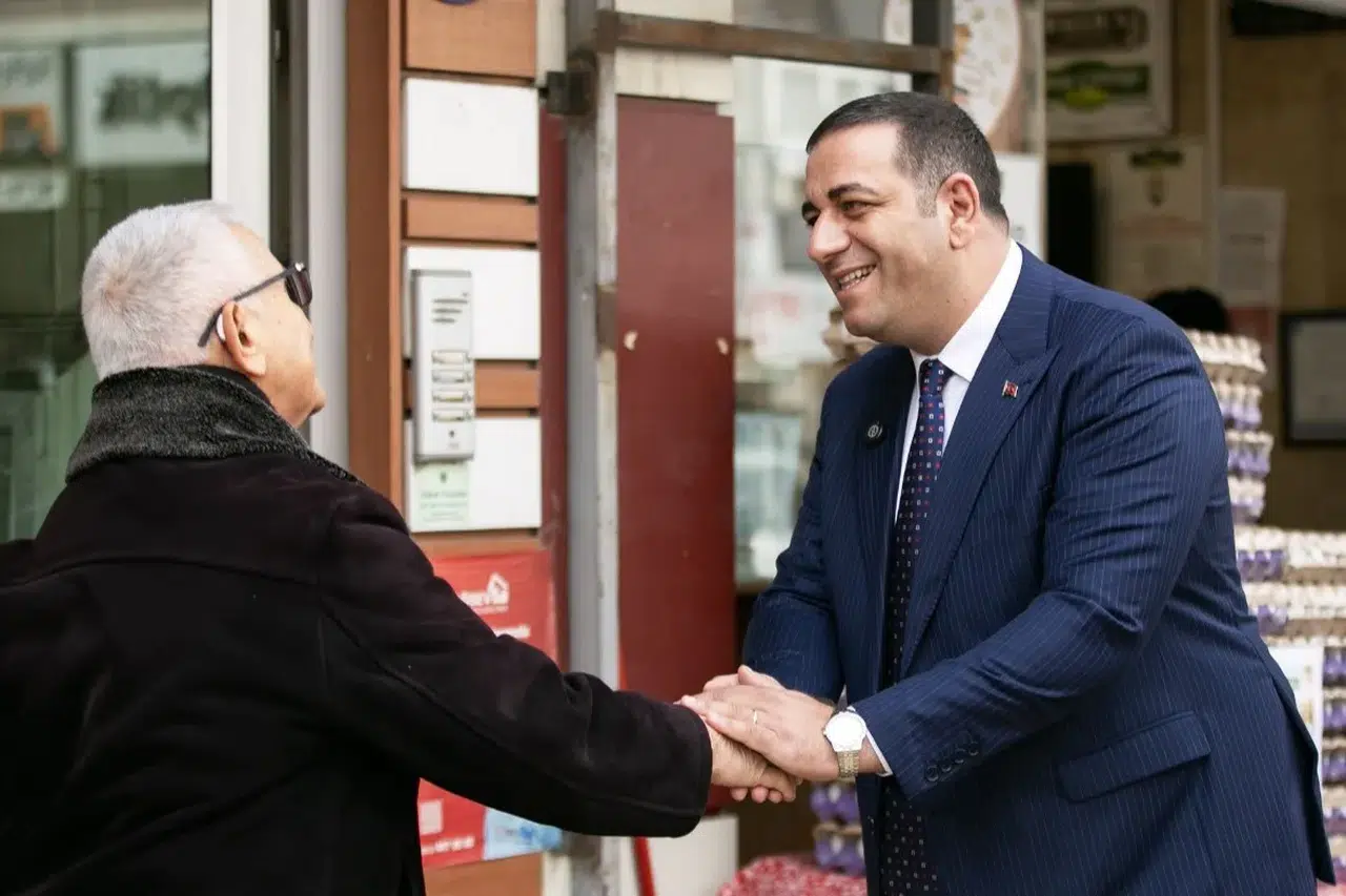 Narlıdere Belediyesi temizlik filosunu 6 yeni akülü süpürge ile güçlendirerek çevre temizliğini artırdı