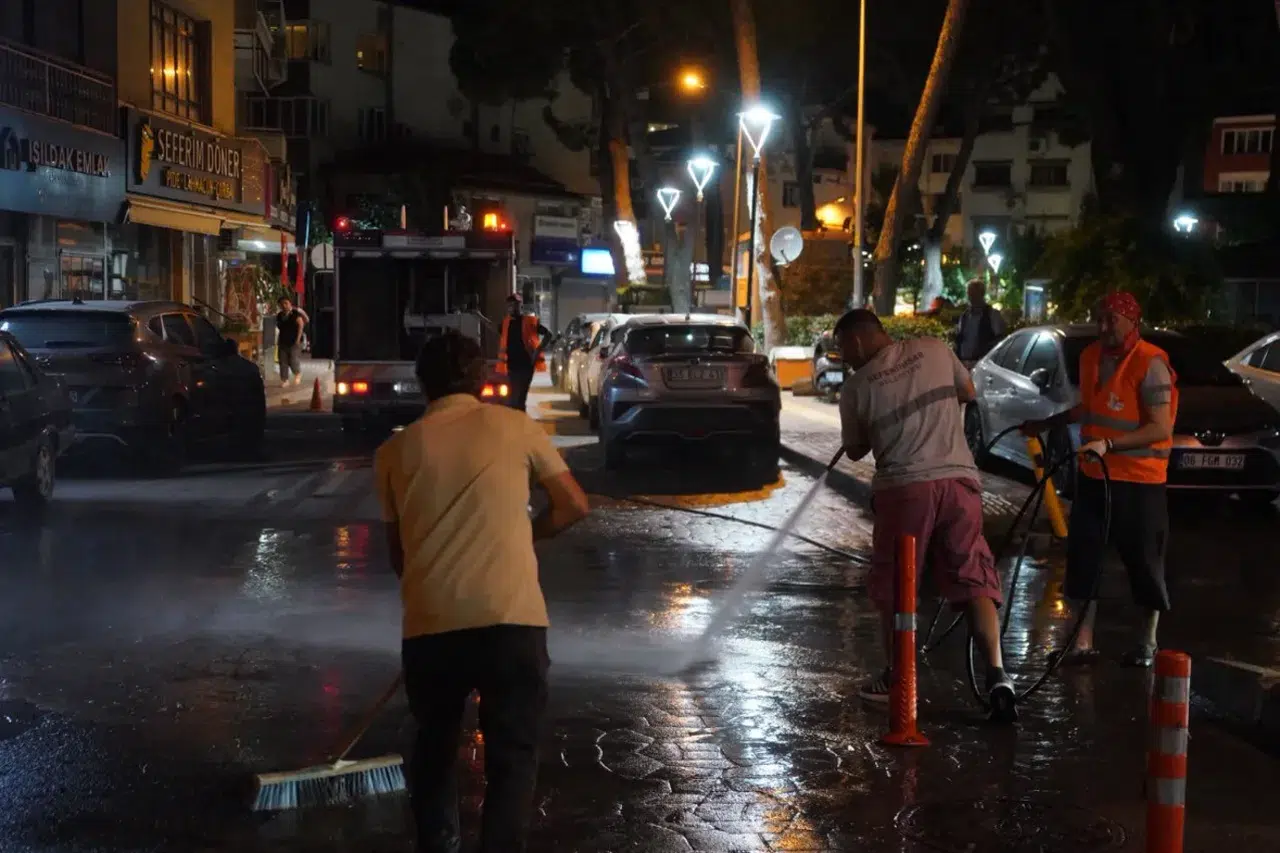 Seferihisar’da kapsamlı yol yıkama çalışmaları aralıksız sürüyor