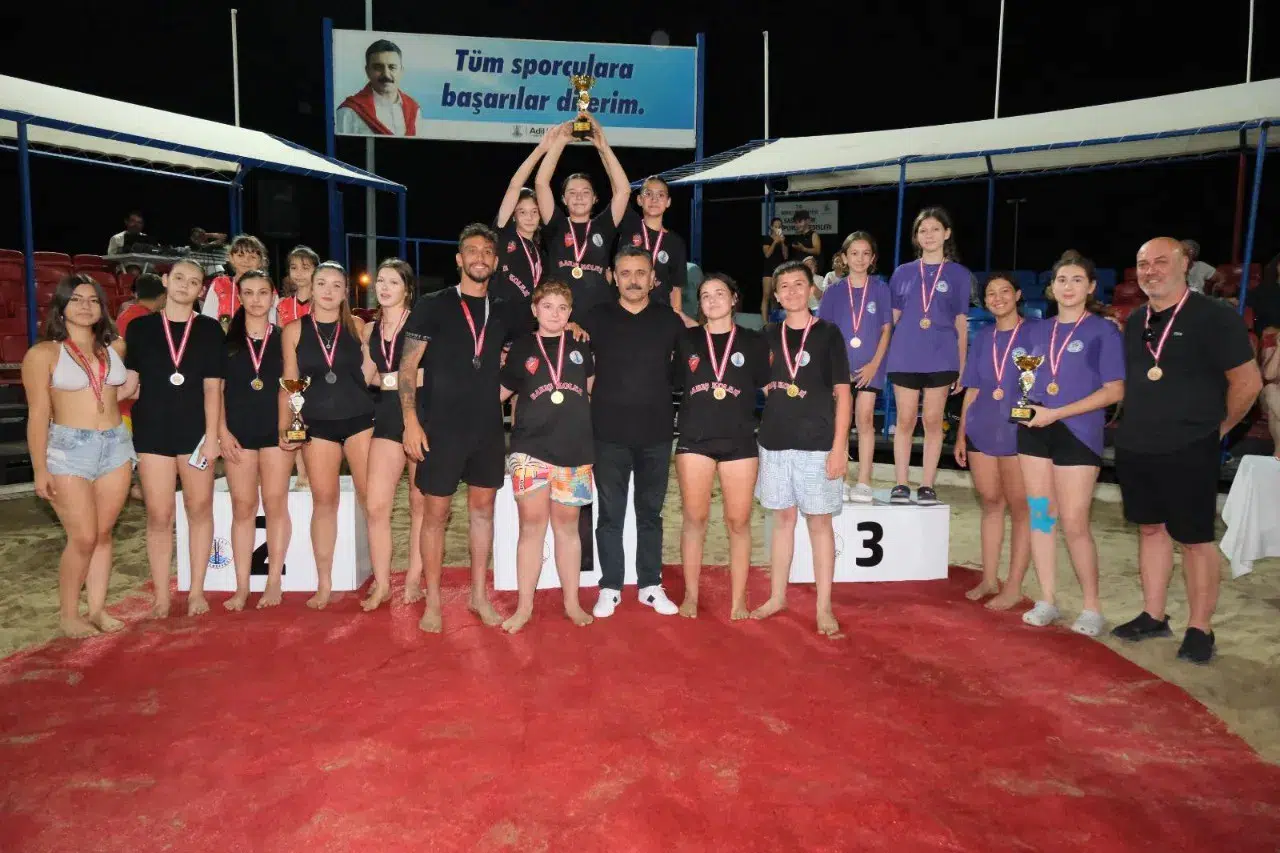 Dikili'de Genç Sporcuların Dostluk ve Rekabetle Dolu Turnuva Coşkusu